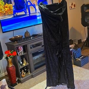 Black Evening Gown With Ruffle Detail  🖤  ✨️. SIZE 2X. ✨️